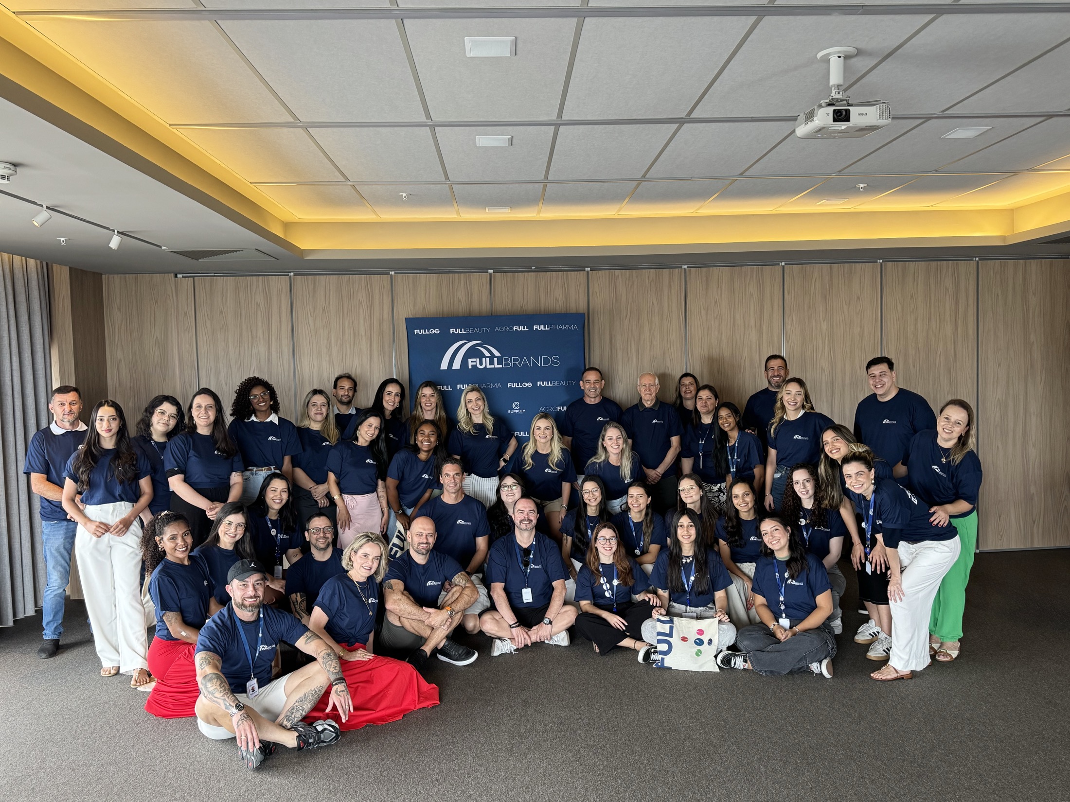 Equipe Full Brands em ambiente corporativo